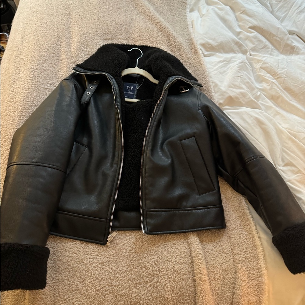 Gap fuzzy leather bomber